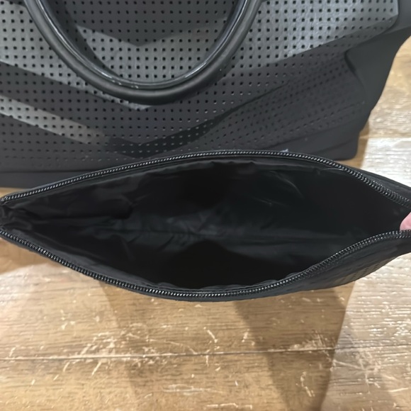 Tory Burch Spirt Chevron sport bag with a wristlet 🎾🎾🎾 - Picture 9 of 17